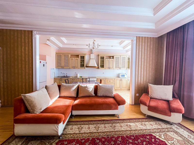 Сдам квартиру в районе (ул. Мирзояна): 3 комнатная квартира посуточно на Кабанбай батыра 40 - снять квартиру на Nedvizhimostpro.kz