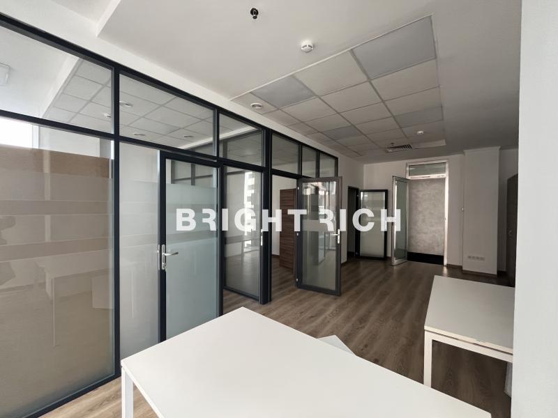 Сдам офис в районе ( Коктобе шағын ауданында): Triumph - офис 92 м² на пр. Достык, 192 - снять офис на Nedvizhimostpro.kz
